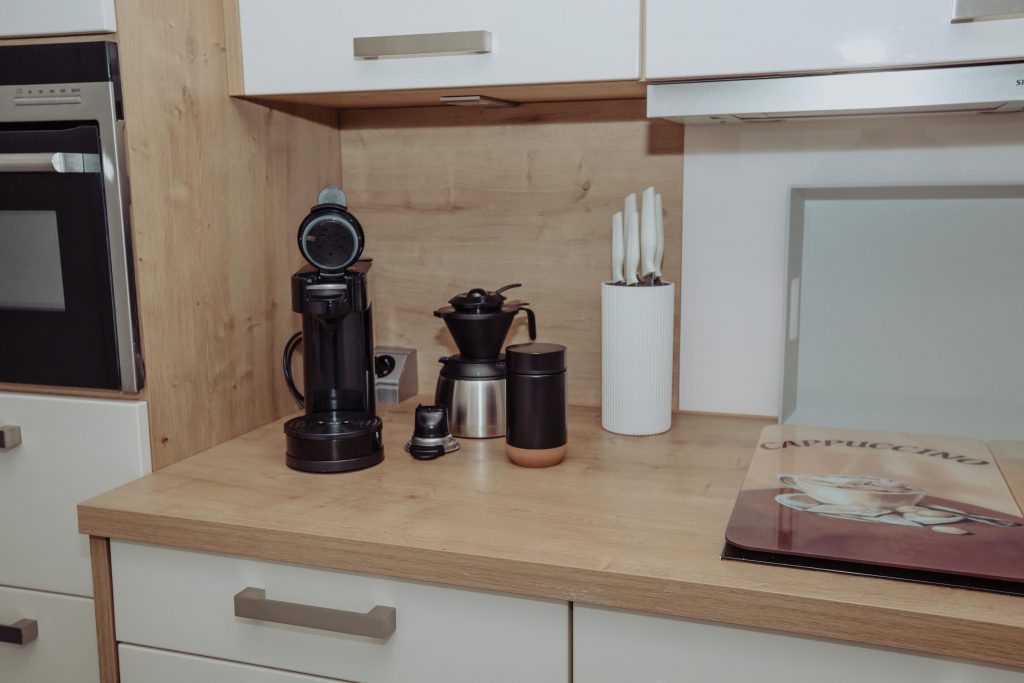 Kaffeestation mit Senseo-Maschine und Messerblock in der Küche des Ferienhauses CaSa Hürtgenwald.