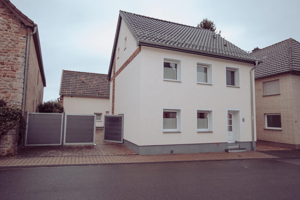 Außenansicht des Ferienhauses mit Hofeinfahrt und Parkmöglichkeit.